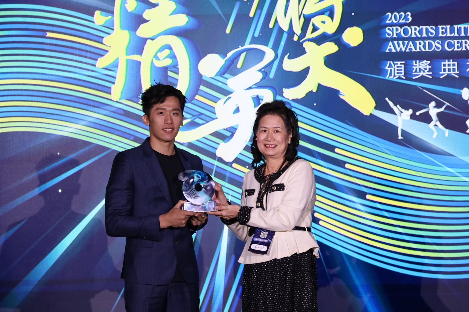 (圖)At the 2023 Sports Elite Awards presentation ceremony, Taiwanese gymnast Lee Chih-kai presented the Best Female Athlete Award to judoka Lien Chen-ling’s mother, who received the honor on her daughter’s behalf.